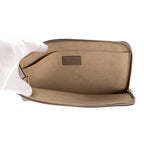 Bolso de mano Pochette Jour PM de cuero Taurillon Clemence color topo