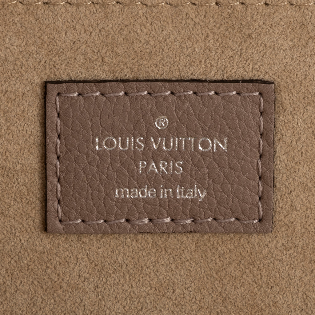 Bolso de mano Pochette Jour PM de cuero Taurillon Clemence color topo