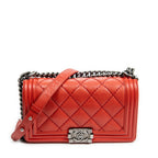 Bolso al Hombro Niño Pespuntes Rojos Piel Acolchada