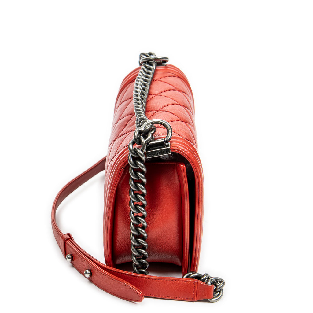 Bolso al Hombro Niño Pespuntes Rojos Piel Acolchada