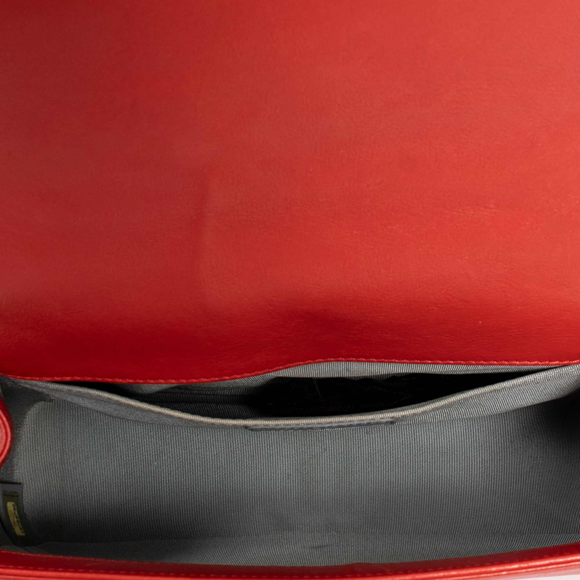 Bolso al Hombro Niño Pespuntes Rojos Piel Acolchada