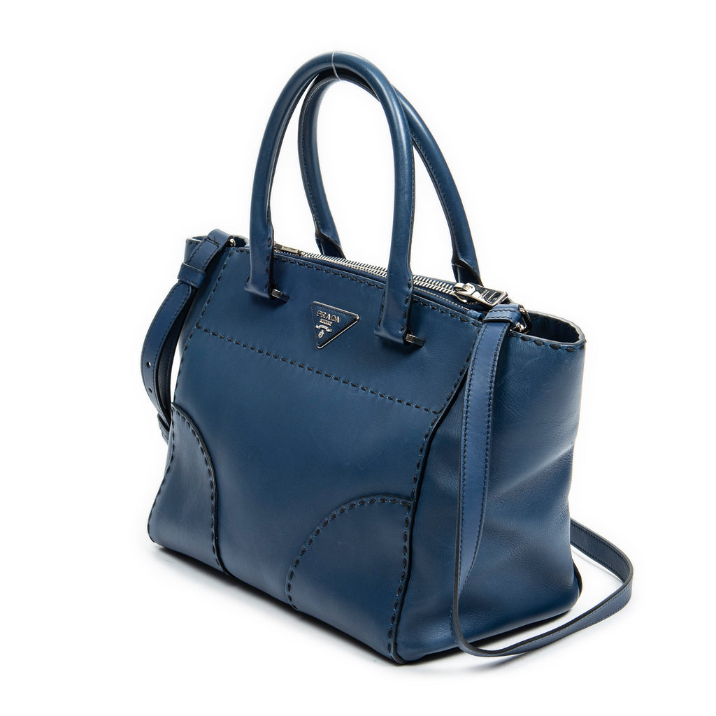Bolso de hombro de piel de becerro lisa azul marino con doble bolsillo cosido