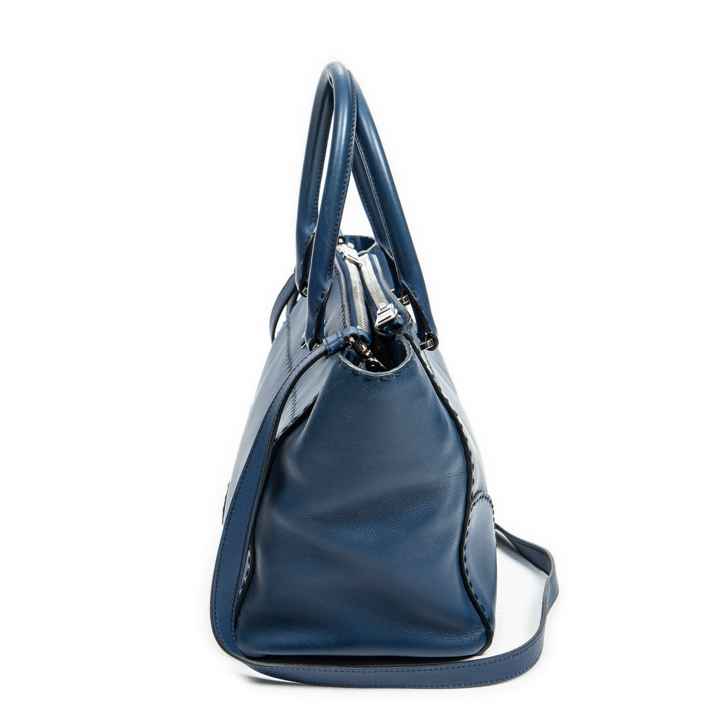 Bolso de hombro de piel de becerro lisa azul marino con doble bolsillo cosido