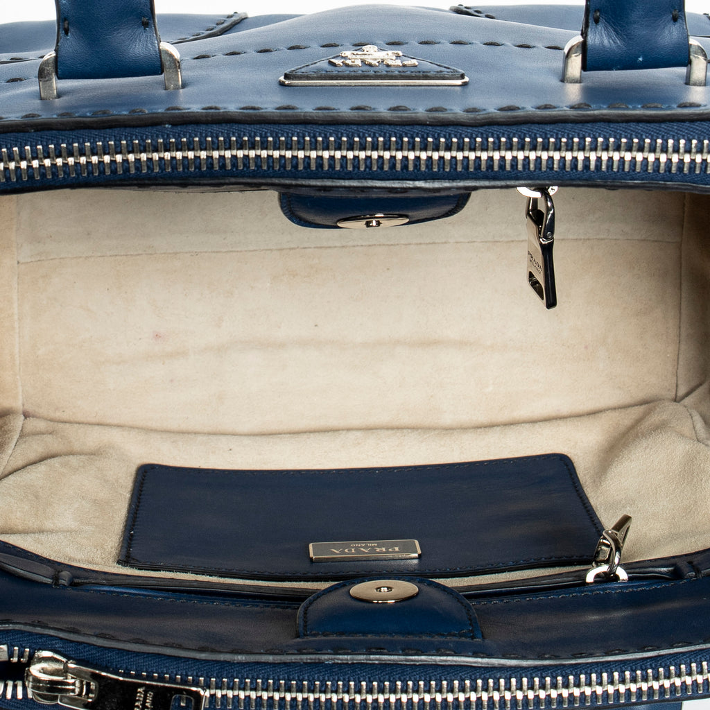 Bolso de hombro de piel de becerro lisa azul marino con doble bolsillo cosido