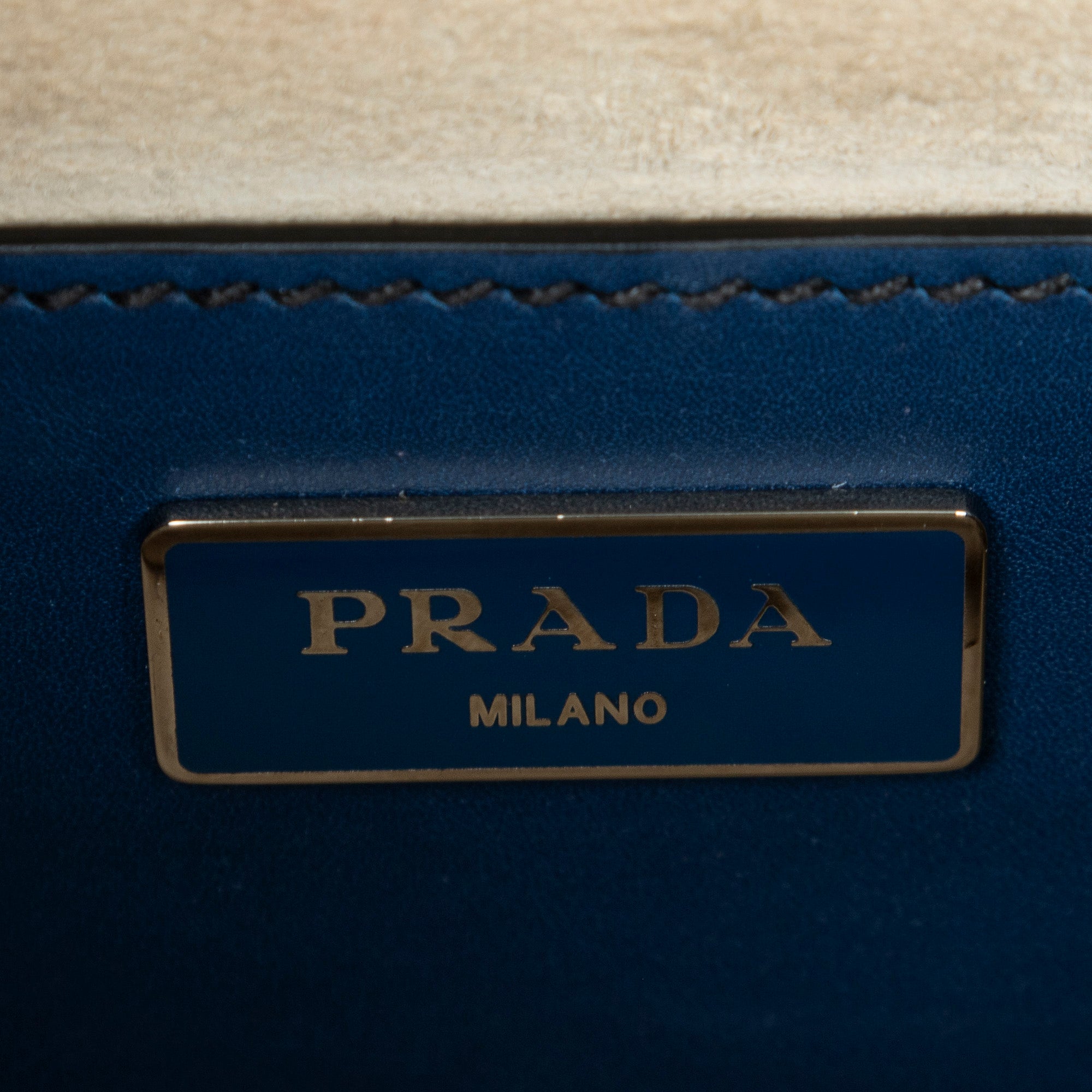 Bolso de hombro de piel de becerro lisa azul marino con doble bolsillo cosido