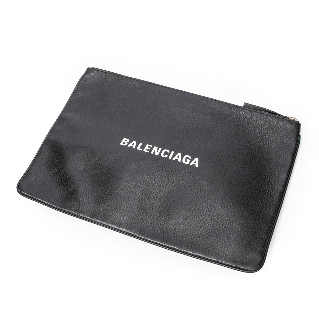 Bolso de mano con cremallera, logo, piel granulada negra