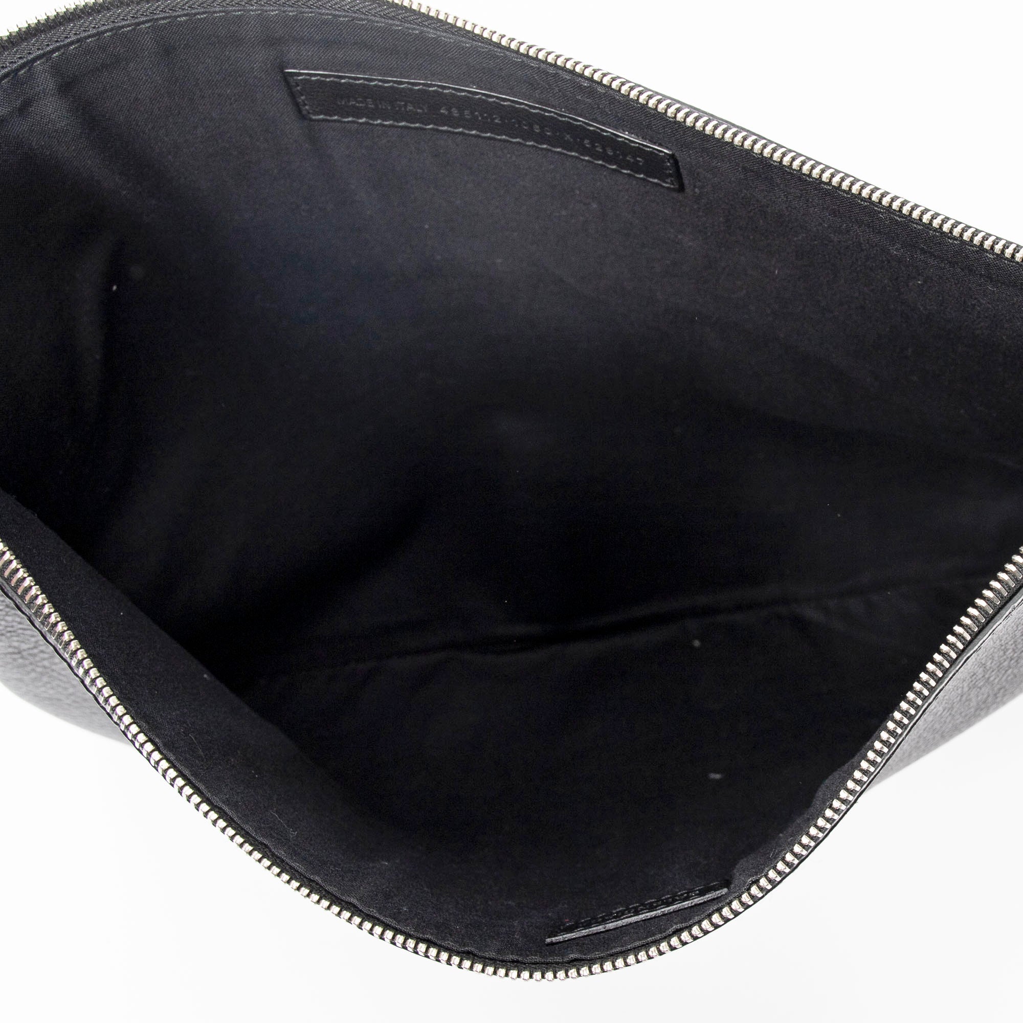 Bolso de mano con cremallera, logo, piel granulada negra