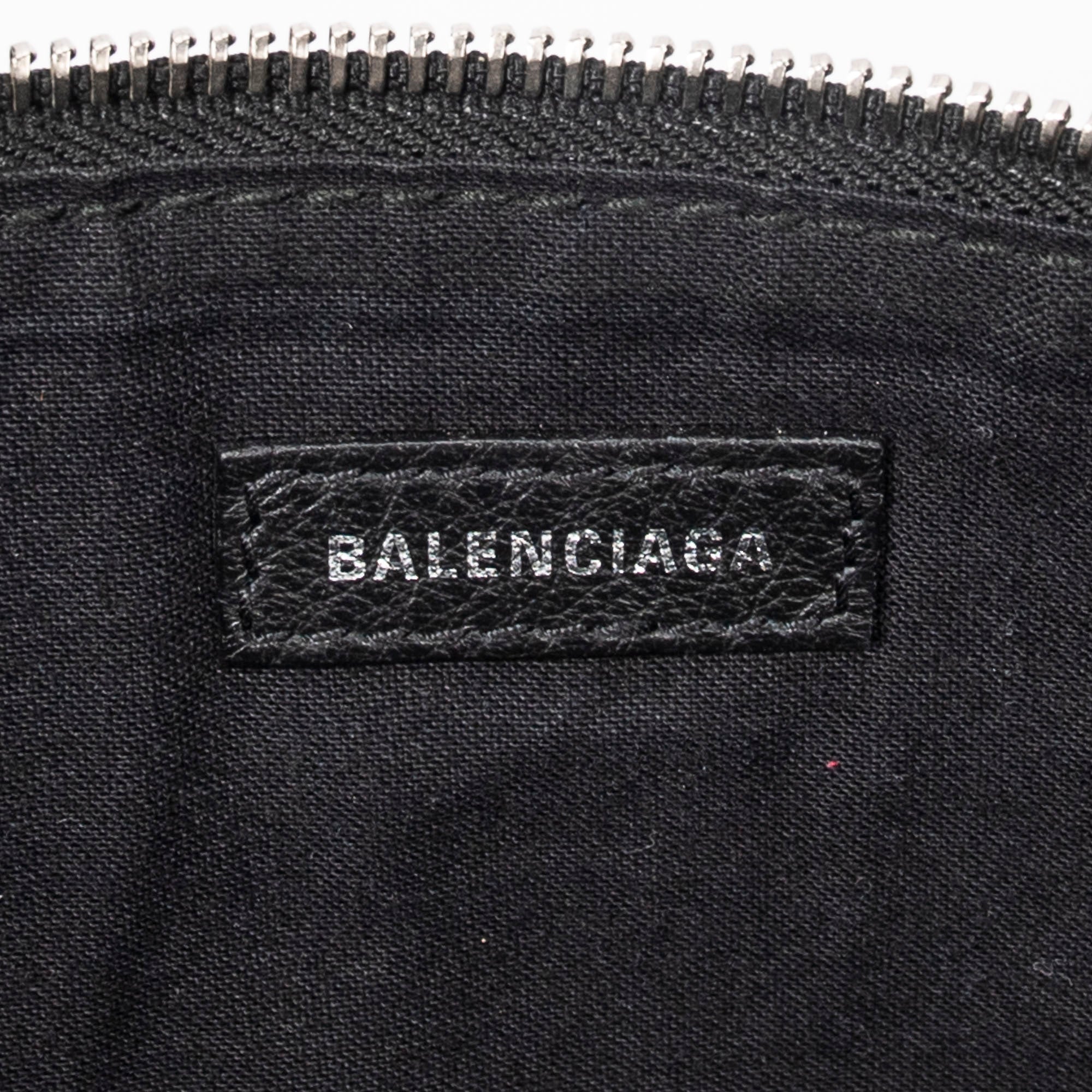 Bolso de mano con cremallera, logo, piel granulada negra