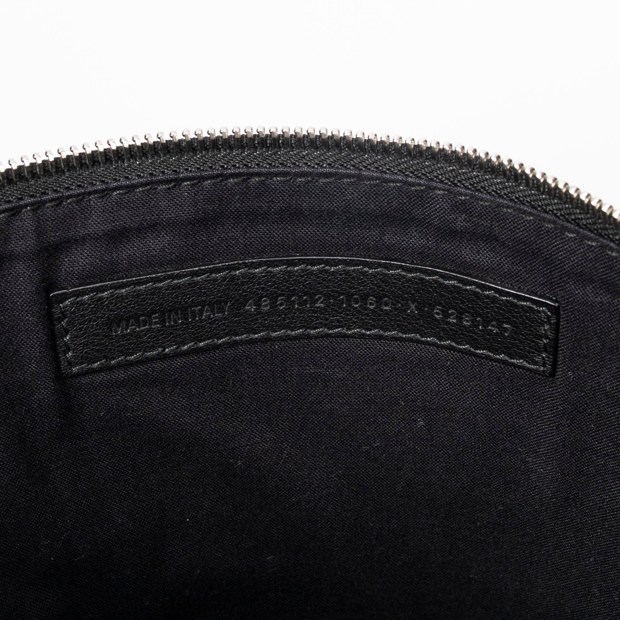Bolso de mano con cremallera, logo, piel granulada negra