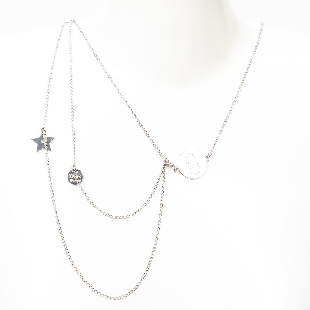 Collar Dior Beauty con dijes en capas, plateado, con baño de plata