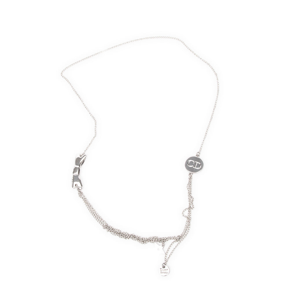 Collar Dior Beauty con dijes en capas, plateado, con baño de plata