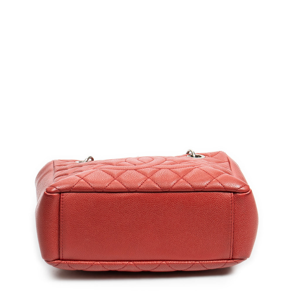 Bolso de Hombro Petite Shopping Tote de Cuero Caviar Rojo Acolchado