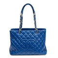 Sac à bandoulière Grand Shopping Tote en cuir caviar matelassé bleu