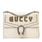 Bolso de hombro Gucci x Sega Guccy Stars mediano Dionysus de cuero con estampado Guccy Stars en color marfil