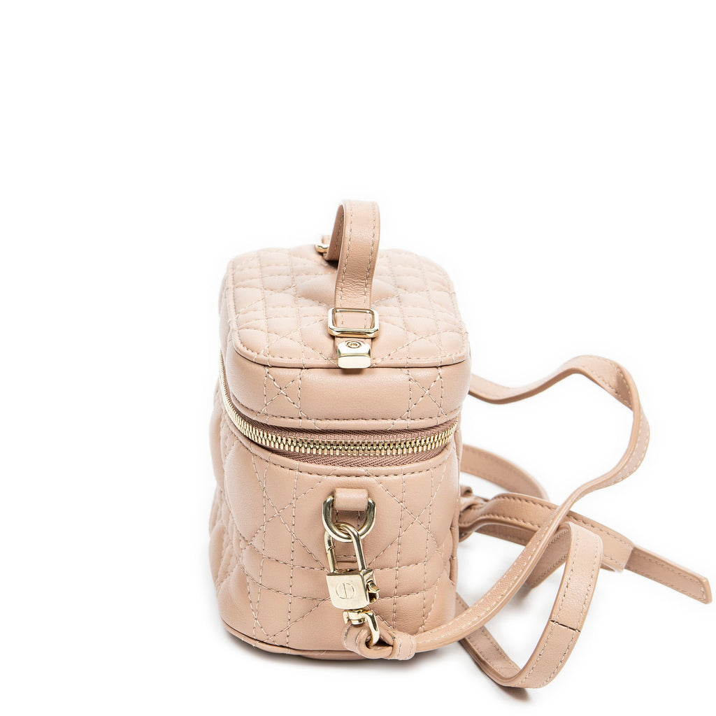 Bolso de hombro Micro Vanity Case de piel de cordero Cannage beige
