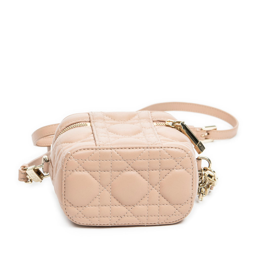 Bolso de hombro Micro Vanity Case de piel de cordero Cannage beige