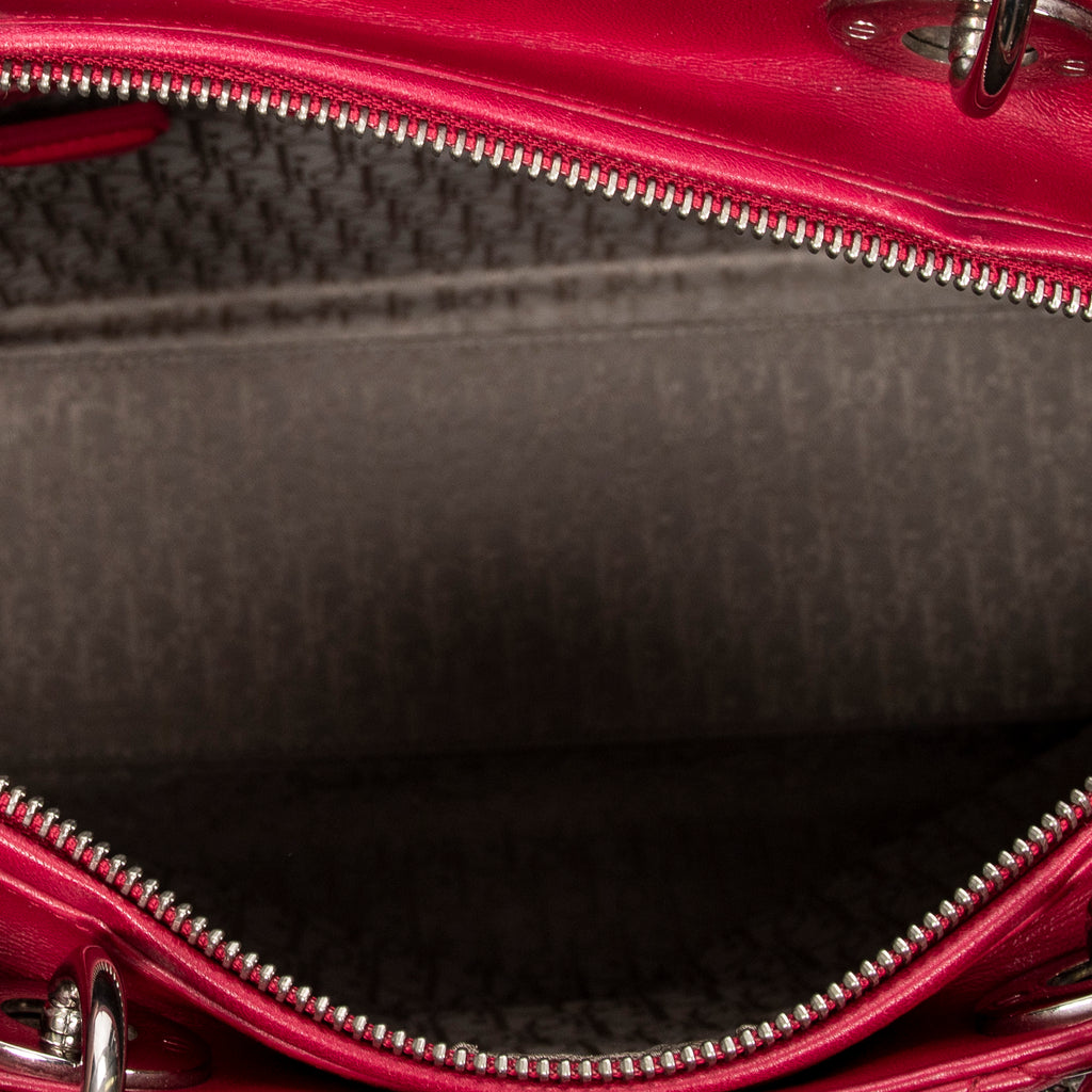 Bolso de hombro grande Lady Dior con cremallera en piel de cordero Cannage fucsia intenso