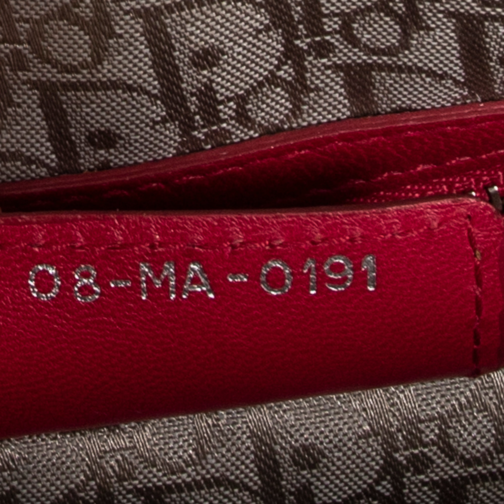 Bolso de hombro grande Lady Dior con cremallera en piel de cordero Cannage fucsia intenso