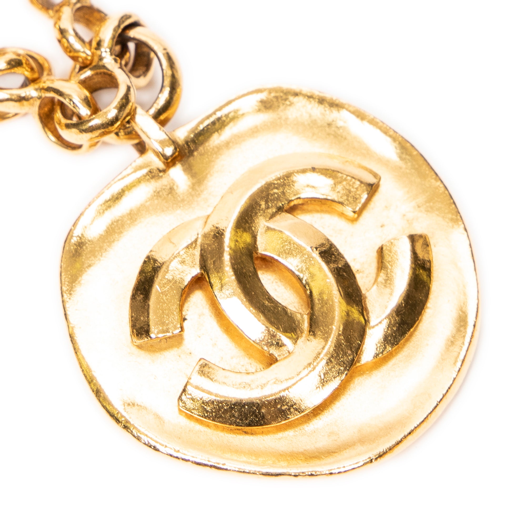 Chanel - Collier chaîne pendentif médaillon CC - Doré