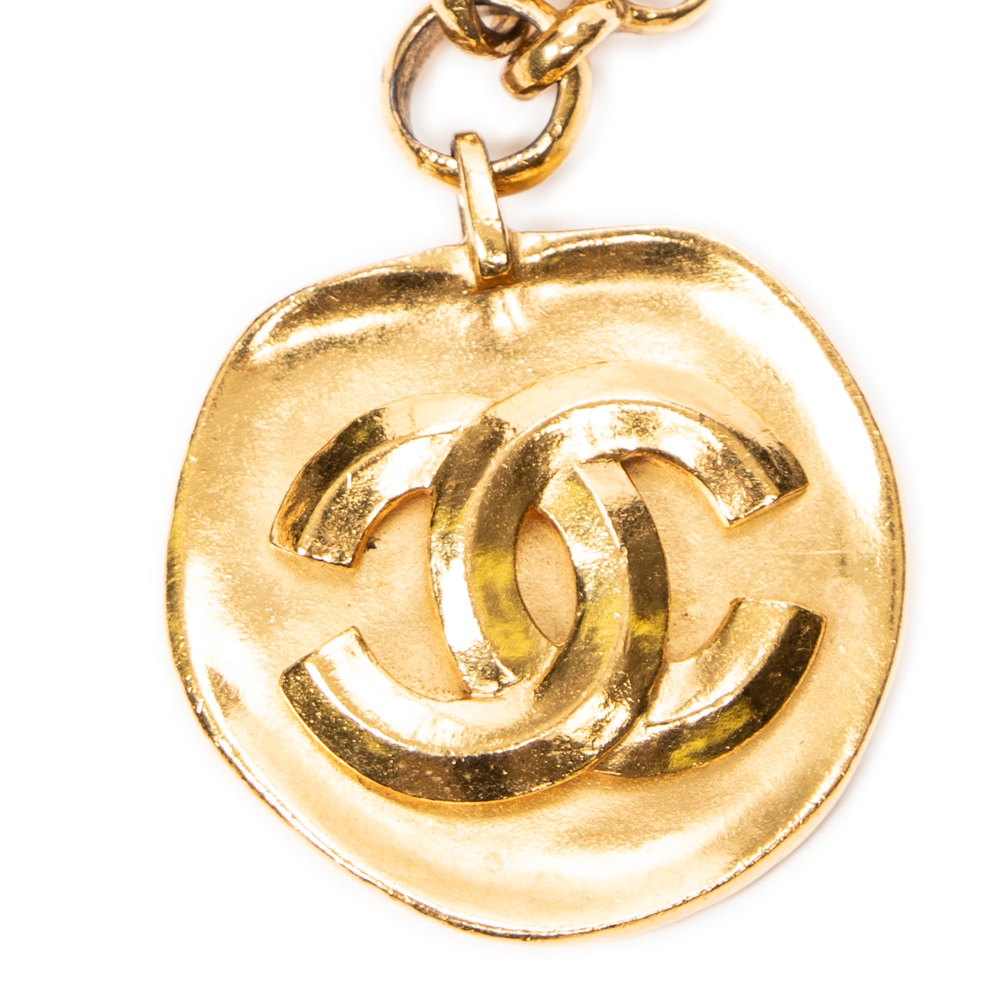 Chanel - Collier chaîne pendentif médaillon CC - Doré