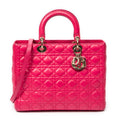 Sac bandoulière grand modèle Lady Dior zippé en cuir d'agneau Cannage fuchsia