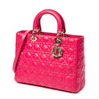 Sac bandoulière grand modèle Lady Dior zippé en cuir d'agneau Cannage fuchsia
