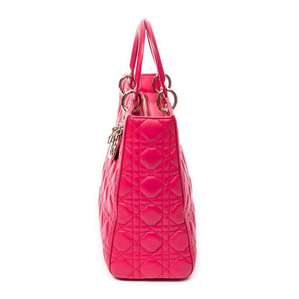 Sac bandoulière grand modèle Lady Dior zippé en cuir d'agneau Cannage fuchsia