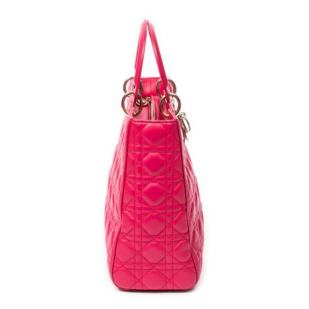 Sac bandoulière grand modèle Lady Dior zippé en cuir d'agneau Cannage fuchsia