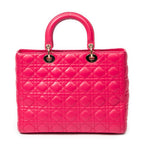 Sac bandoulière grand modèle Lady Dior zippé en cuir d'agneau Cannage fuchsia