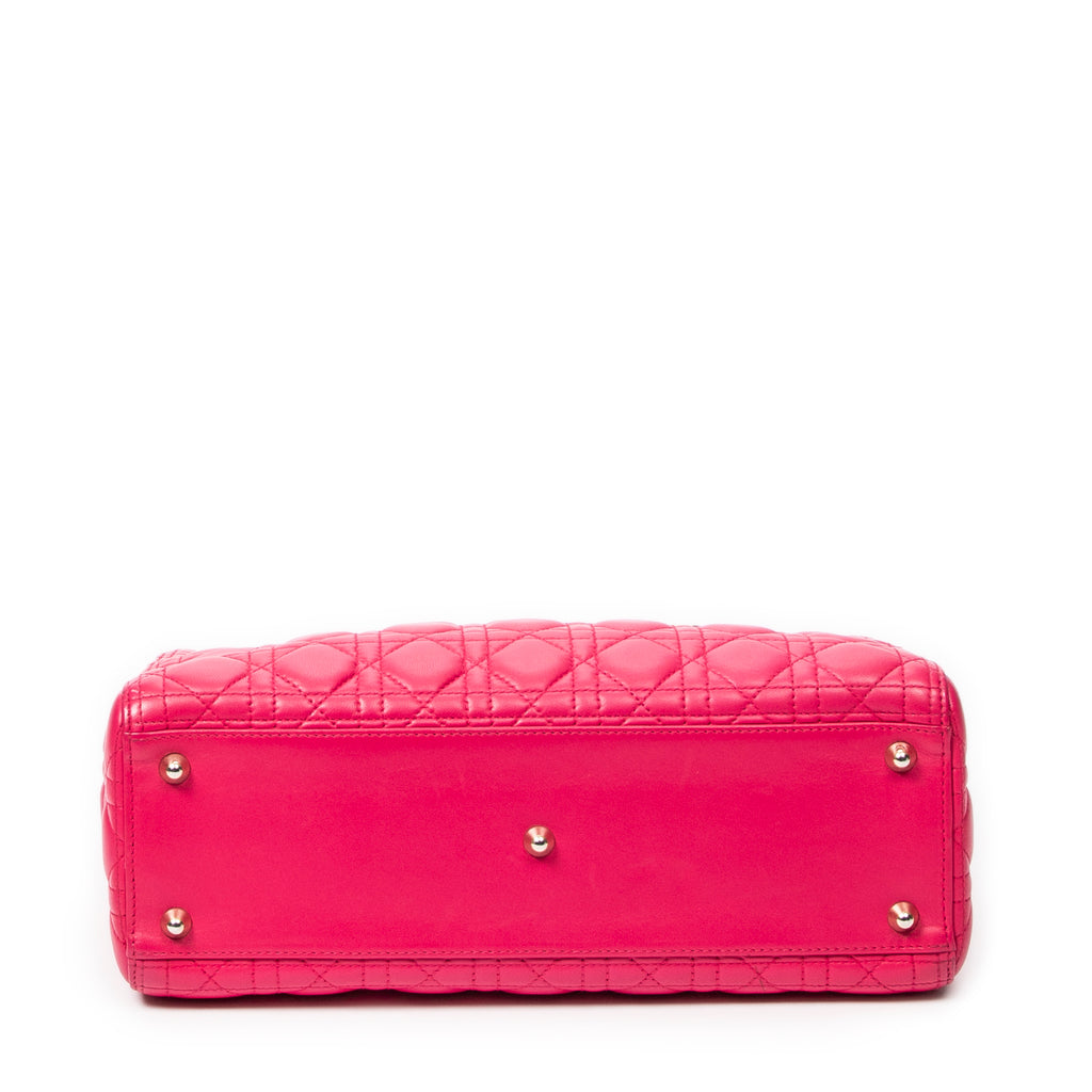 Sac bandoulière grand modèle Lady Dior zippé en cuir d'agneau Cannage fuchsia