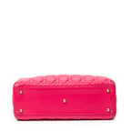 Sac bandoulière grand modèle Lady Dior zippé en cuir d'agneau Cannage fuchsia