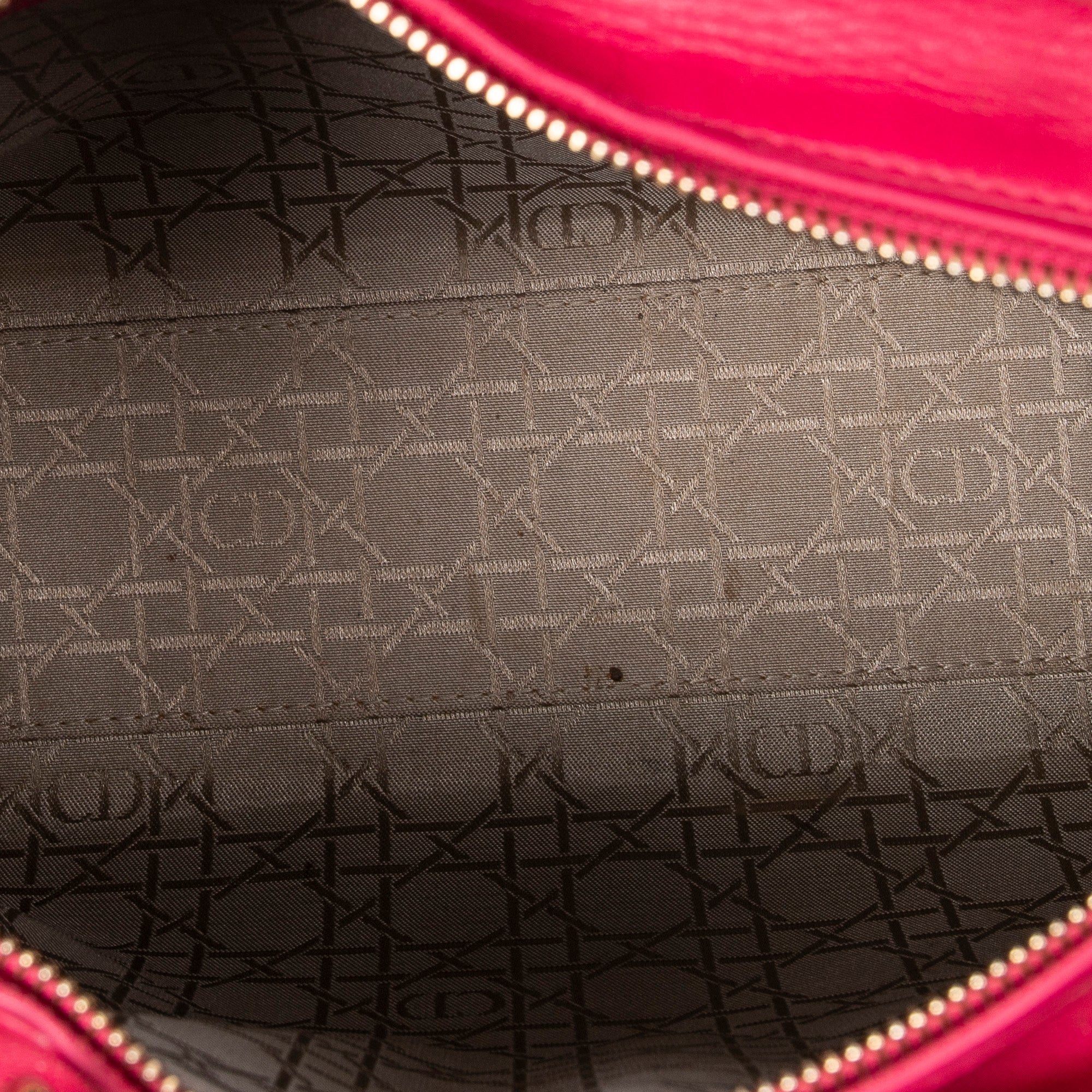 Sac bandoulière grand modèle Lady Dior zippé en cuir d'agneau Cannage fuchsia