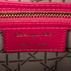 Sac bandoulière grand modèle Lady Dior zippé en cuir d'agneau Cannage fuchsia