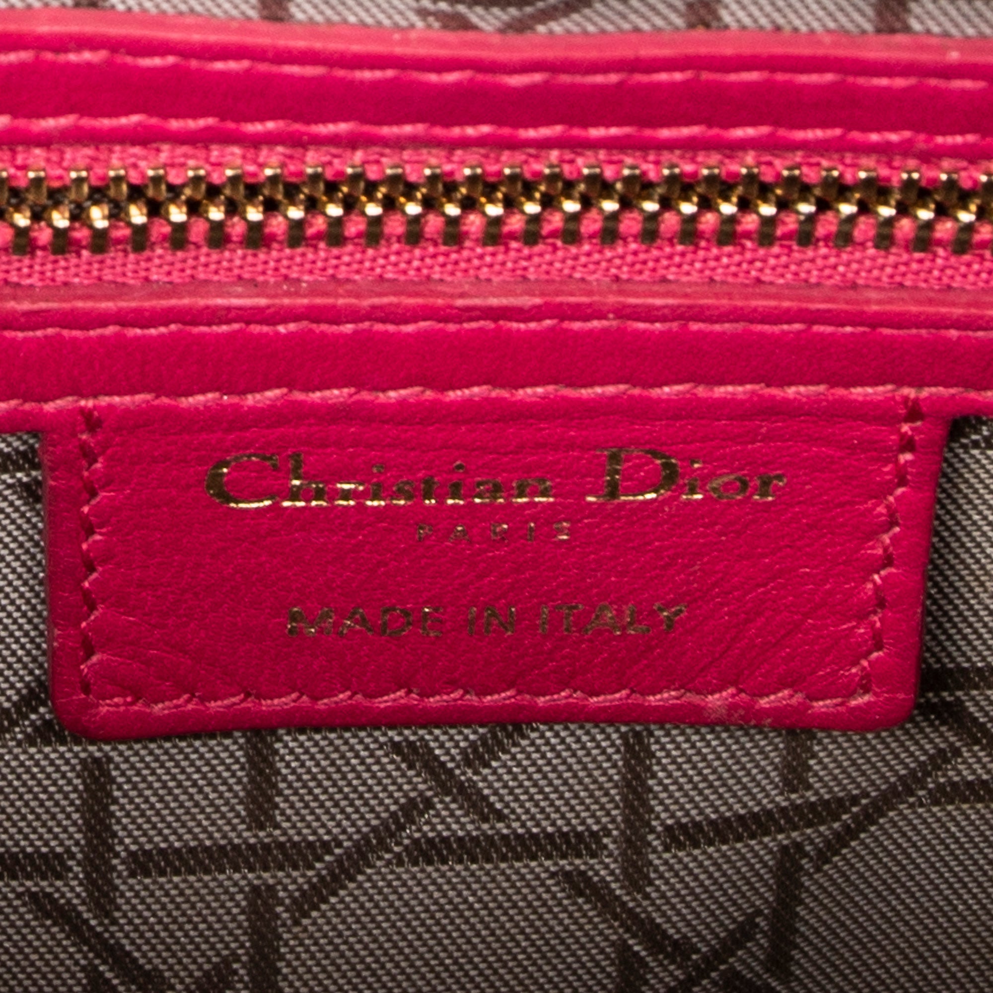 Sac bandoulière grand modèle Lady Dior zippé en cuir d'agneau Cannage fuchsia