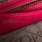 Sac bandoulière grand modèle Lady Dior zippé en cuir d'agneau Cannage fuchsia