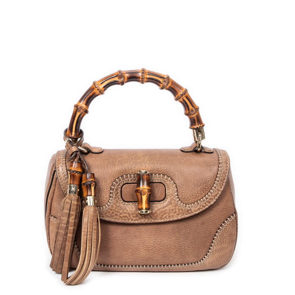 Bolso de hombro de bambú nuevo con asa superior y solapa de piel granulada color tostado