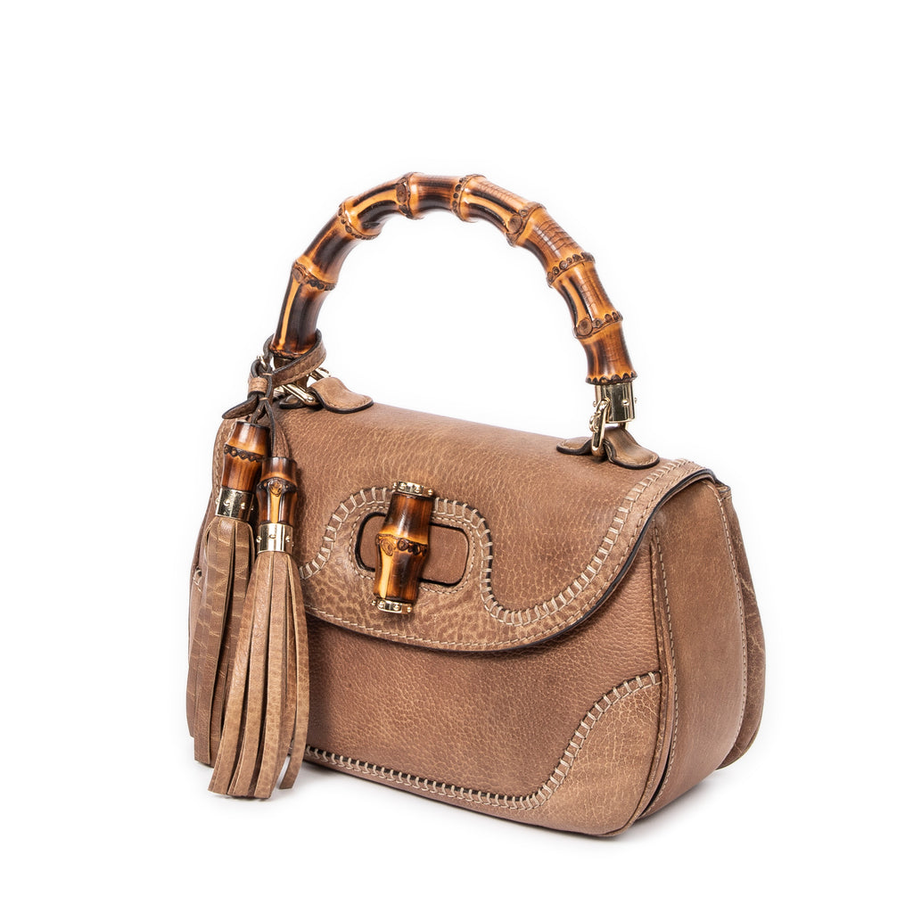 Bolso de hombro de bambú nuevo con asa superior y solapa de piel granulada color tostado
