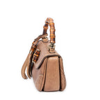 Bolso de hombro de bambú nuevo con asa superior y solapa de piel granulada color tostado