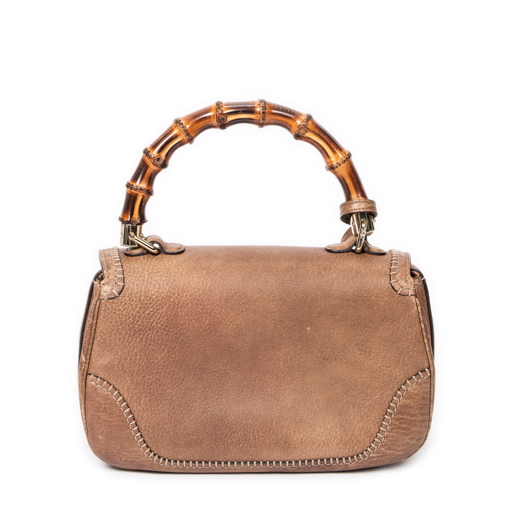 Bolso de hombro de bambú nuevo con asa superior y solapa de piel granulada color tostado
