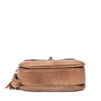 Bolso de hombro de bambú nuevo con asa superior y solapa de piel granulada color tostado