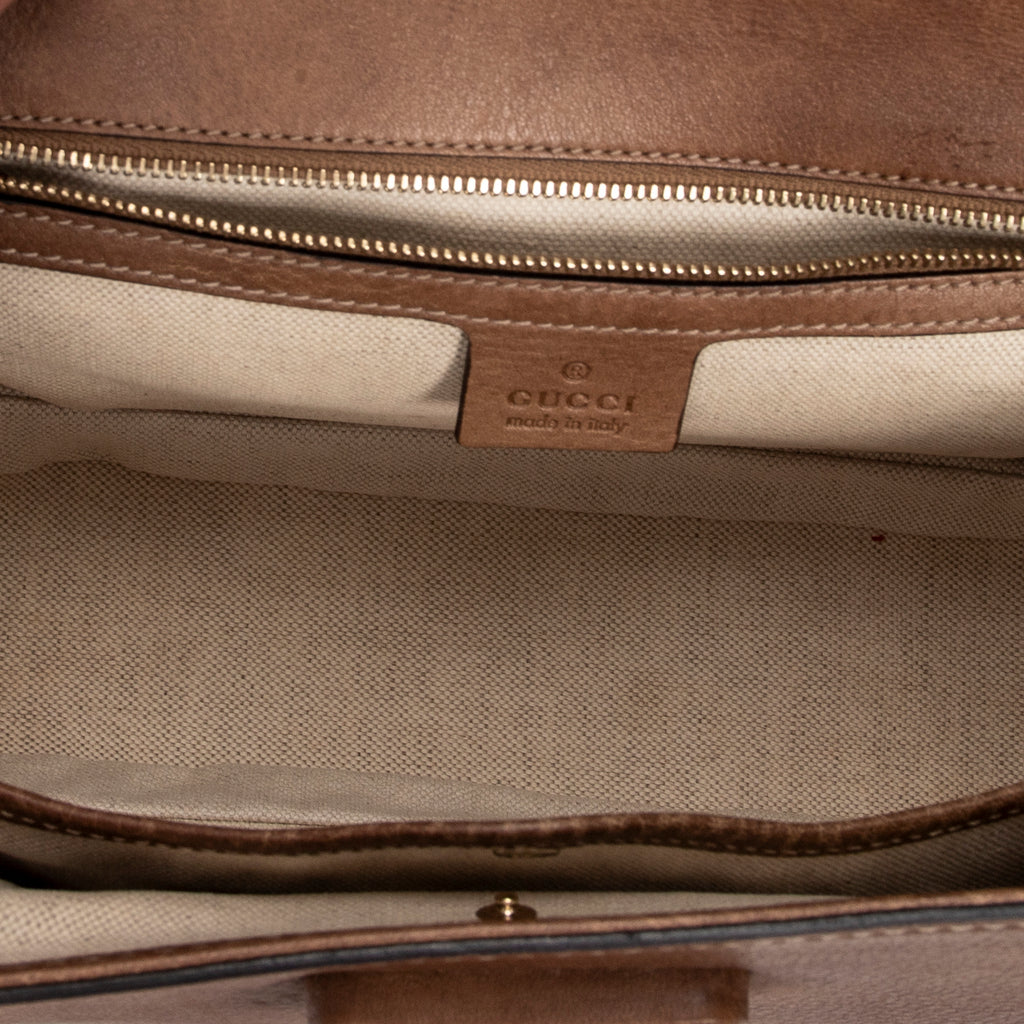 Bolso de hombro de bambú nuevo con asa superior y solapa de piel granulada color tostado
