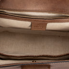 Bolso de hombro de bambú nuevo con asa superior y solapa de piel granulada color tostado