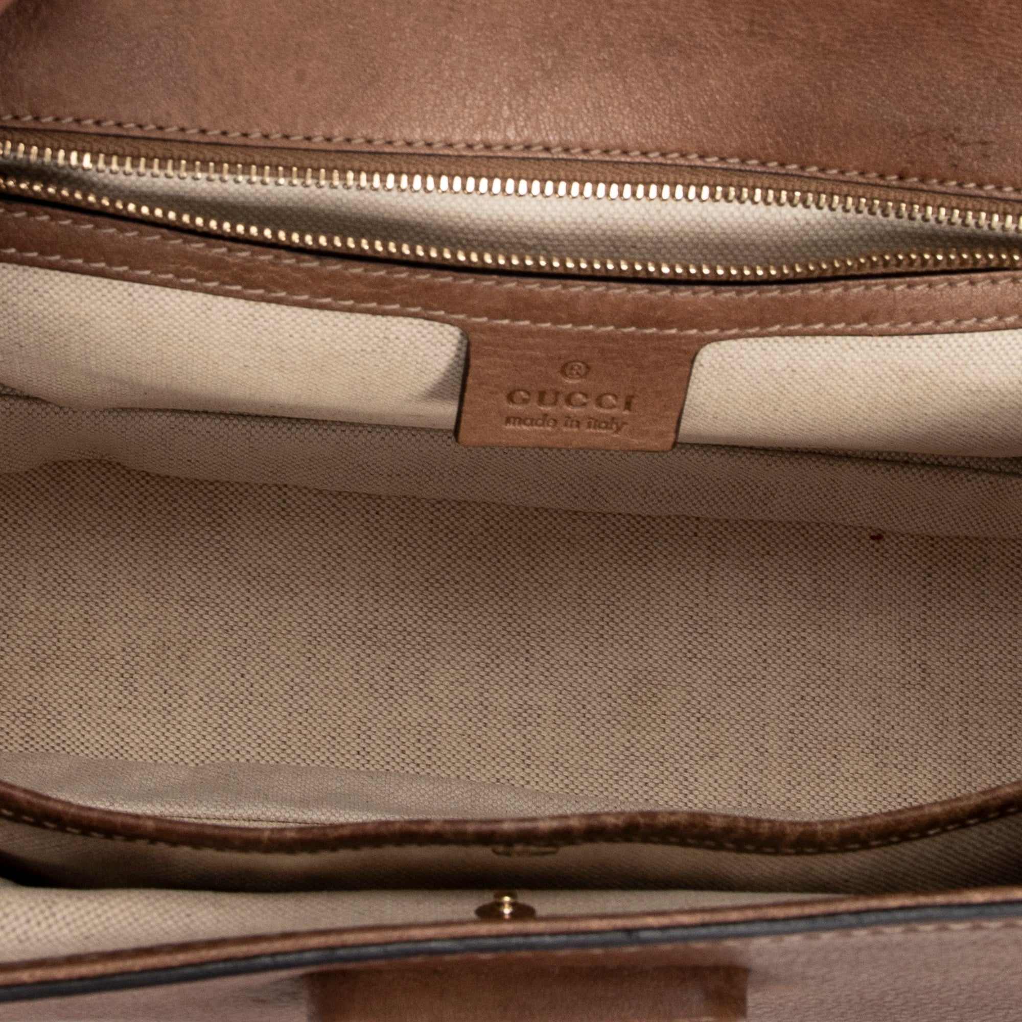 Bolso de hombro de bambú nuevo con asa superior y solapa de piel granulada color tostado