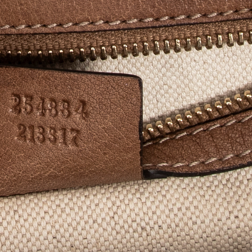 Bolso de hombro de bambú nuevo con asa superior y solapa de piel granulada color tostado