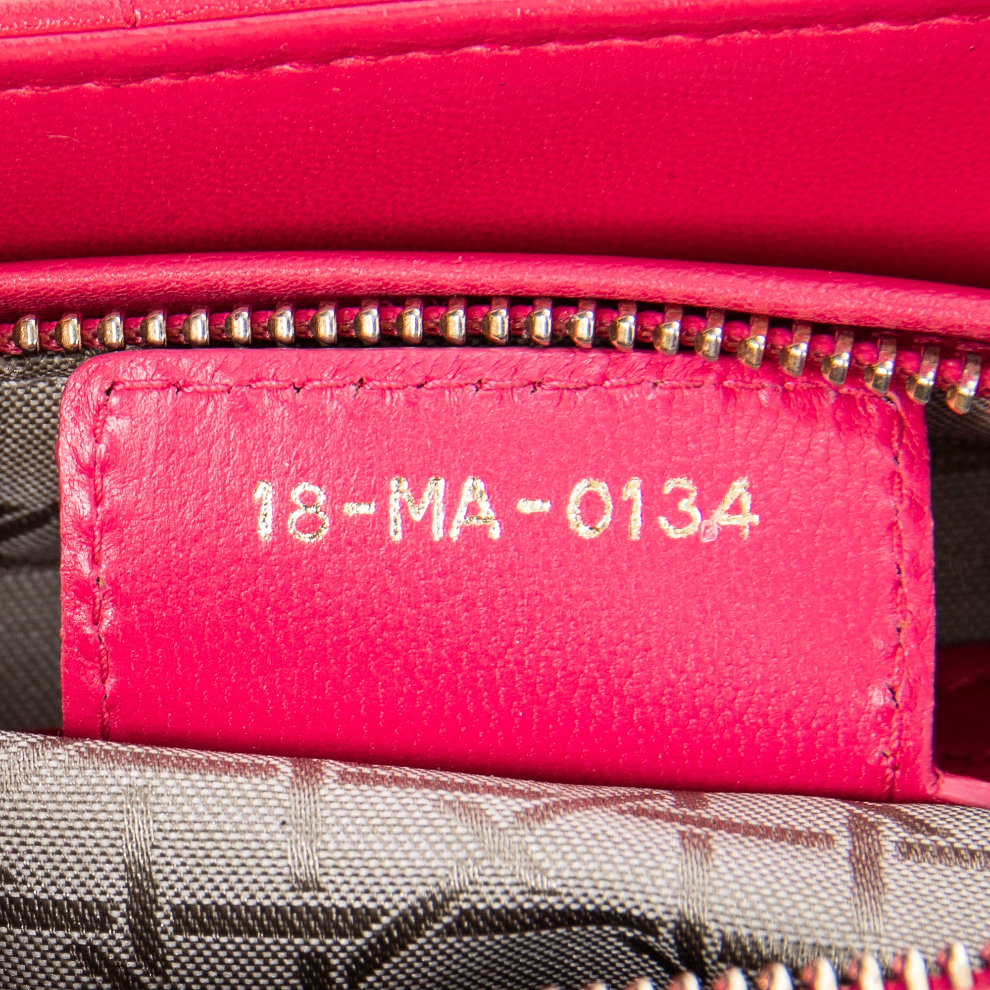 Bolso de hombro mediano Lady Dior con cremallera, piel de cordero fucsia Cannage