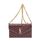 Sac porté épaule Cassandre Envelope Chain Wallet en cuir grain de poudre gaufré matelassé chevrons bordeaux