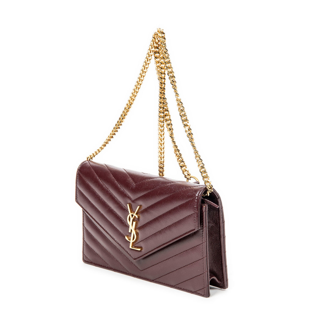 Sac porté épaule Cassandre Envelope Chain Wallet en cuir grain de poudre gaufré matelassé chevrons bordeaux