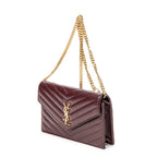 Sac porté épaule Cassandre Envelope Chain Wallet en cuir grain de poudre gaufré matelassé chevrons bordeaux
