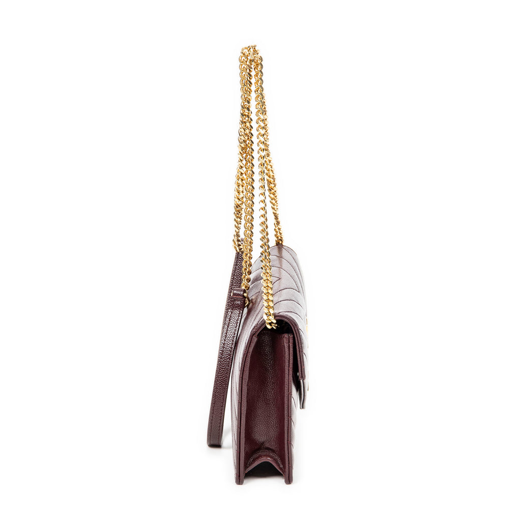 Sac porté épaule Cassandre Envelope Chain Wallet en cuir grain de poudre gaufré matelassé chevrons bordeaux