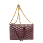 Sac porté épaule Cassandre Envelope Chain Wallet en cuir grain de poudre gaufré matelassé chevrons bordeaux